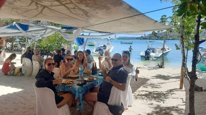 Repas de groupe sous un abri de plage